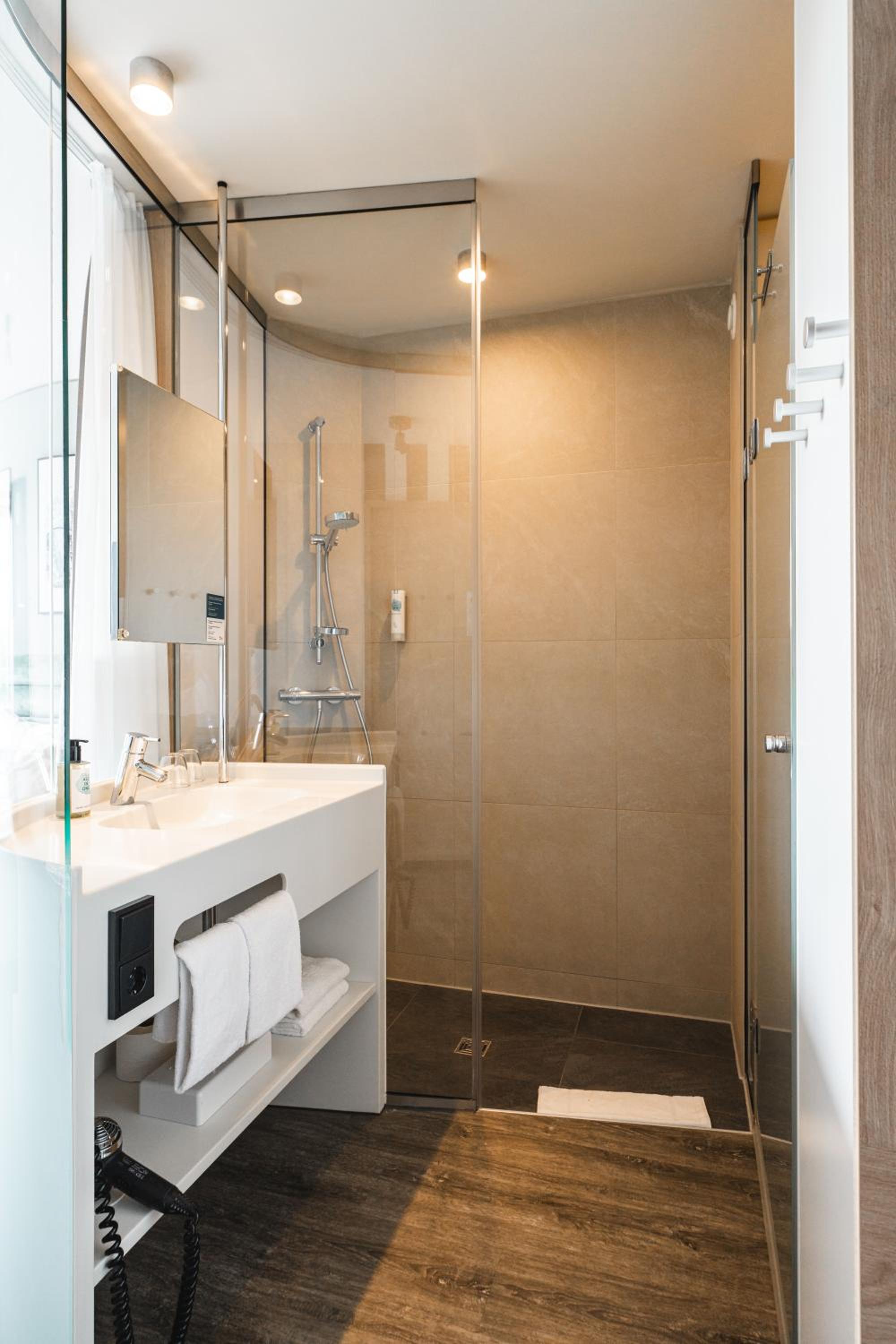 Deluxe, Double Bed, Lateral Side Sea View، a-ja Warnemuende. Das Resort 7/7