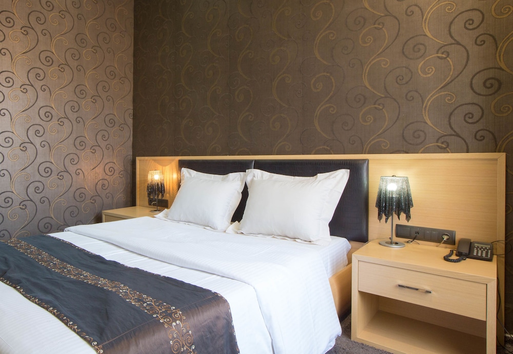 Aion Luxury Hotel 10/50