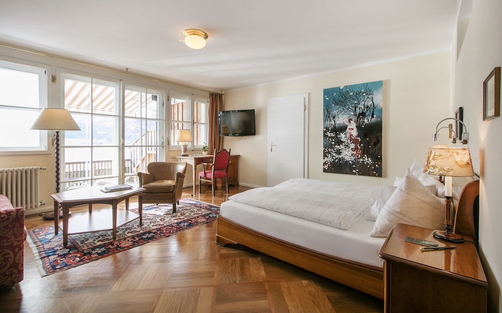 Junior Suite, Studio, King Bed, Lake View, Patio
