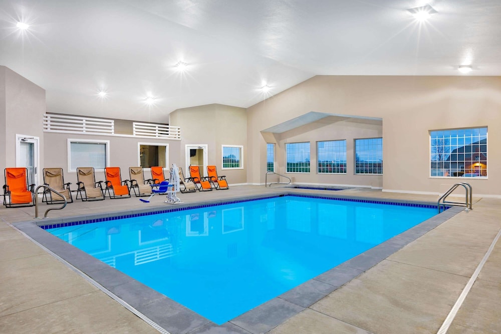 AmericInn by Wyndham Pella 10/43