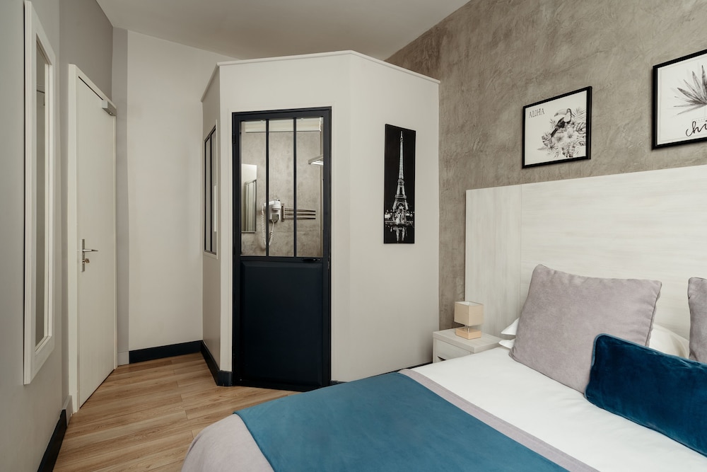 Classic, Queen Bed, Courtyard View