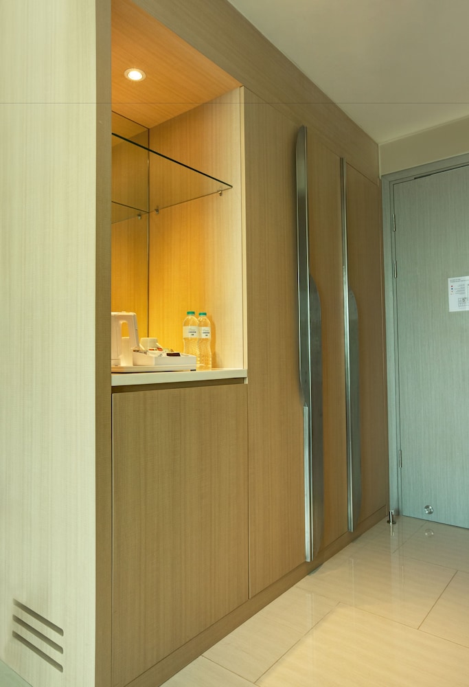 Holiday Inn Express Jakarta International Expo 10/75