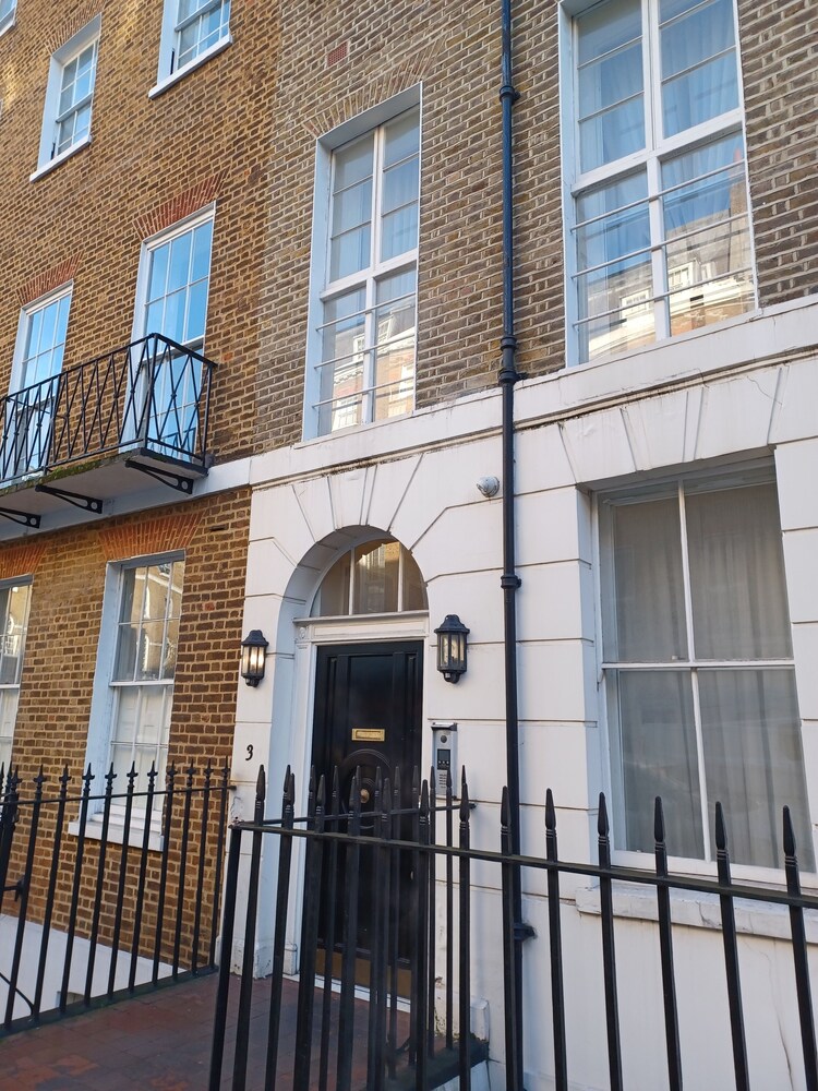Flying Butler Baker Street Apartments