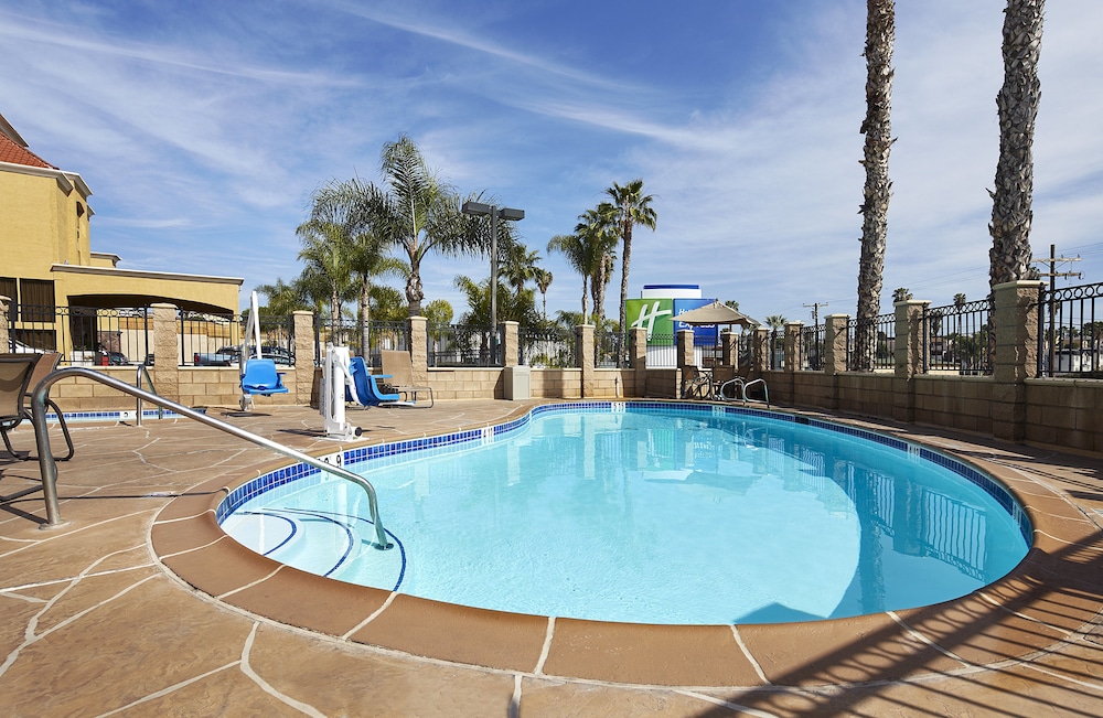 Holiday Inn Express San Diego South National City 8/73