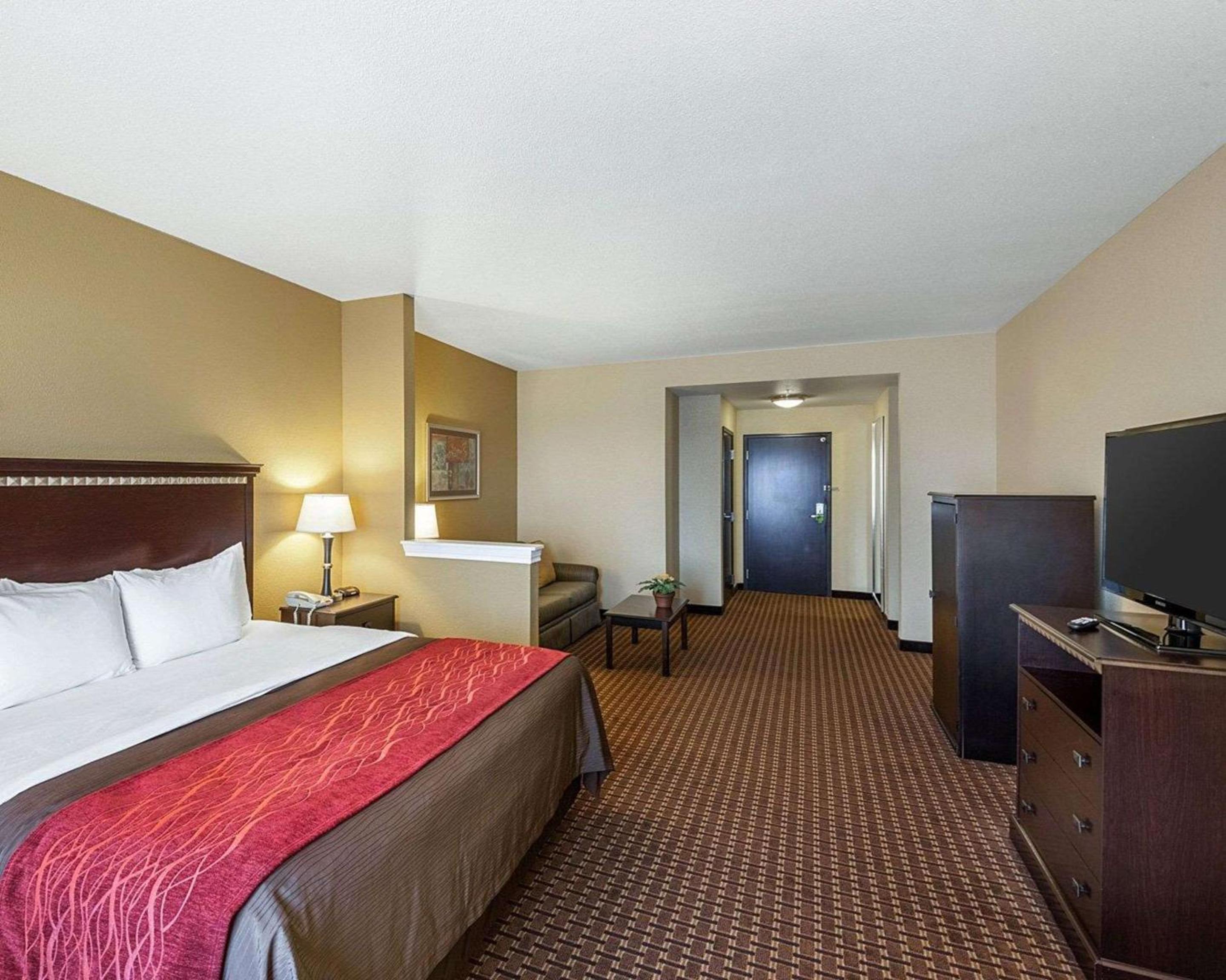 SUITE, KING BED, ACCESSIBLE