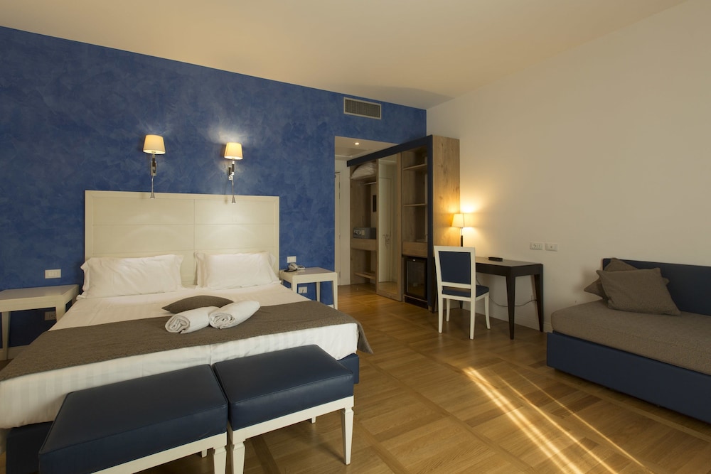 FLORIS HOTEL 24/73