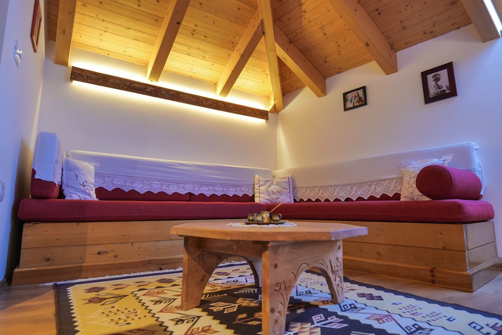 Bineri Hotel Gjirakastra 45/52