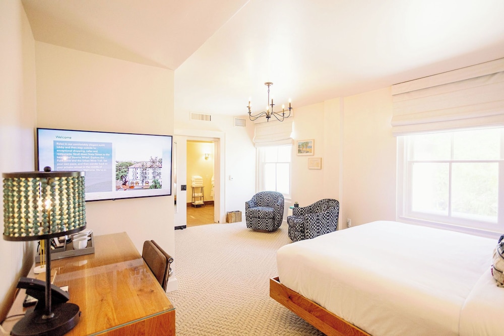 SUITE, KING BED, ACCESSIBLE