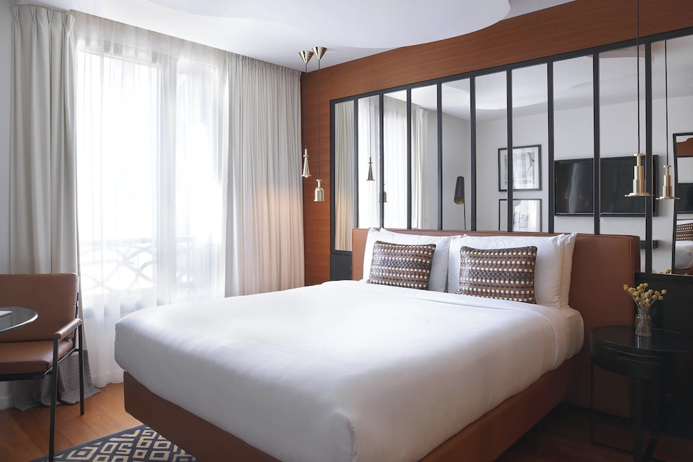 Paris Style, Queen Bed