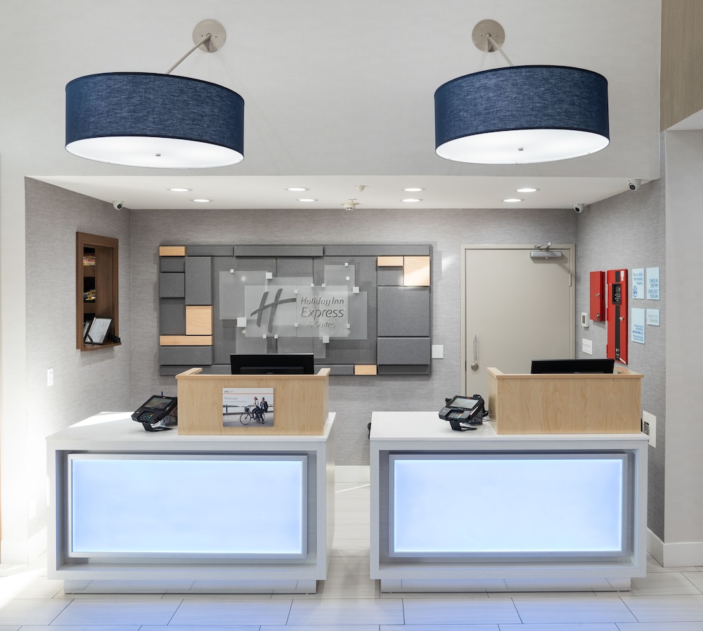 Holiday Inn Express And Suites Lake Forest 14/55