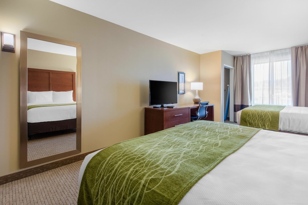 Comfort Inn & Suites At Crossplex Village 7/50