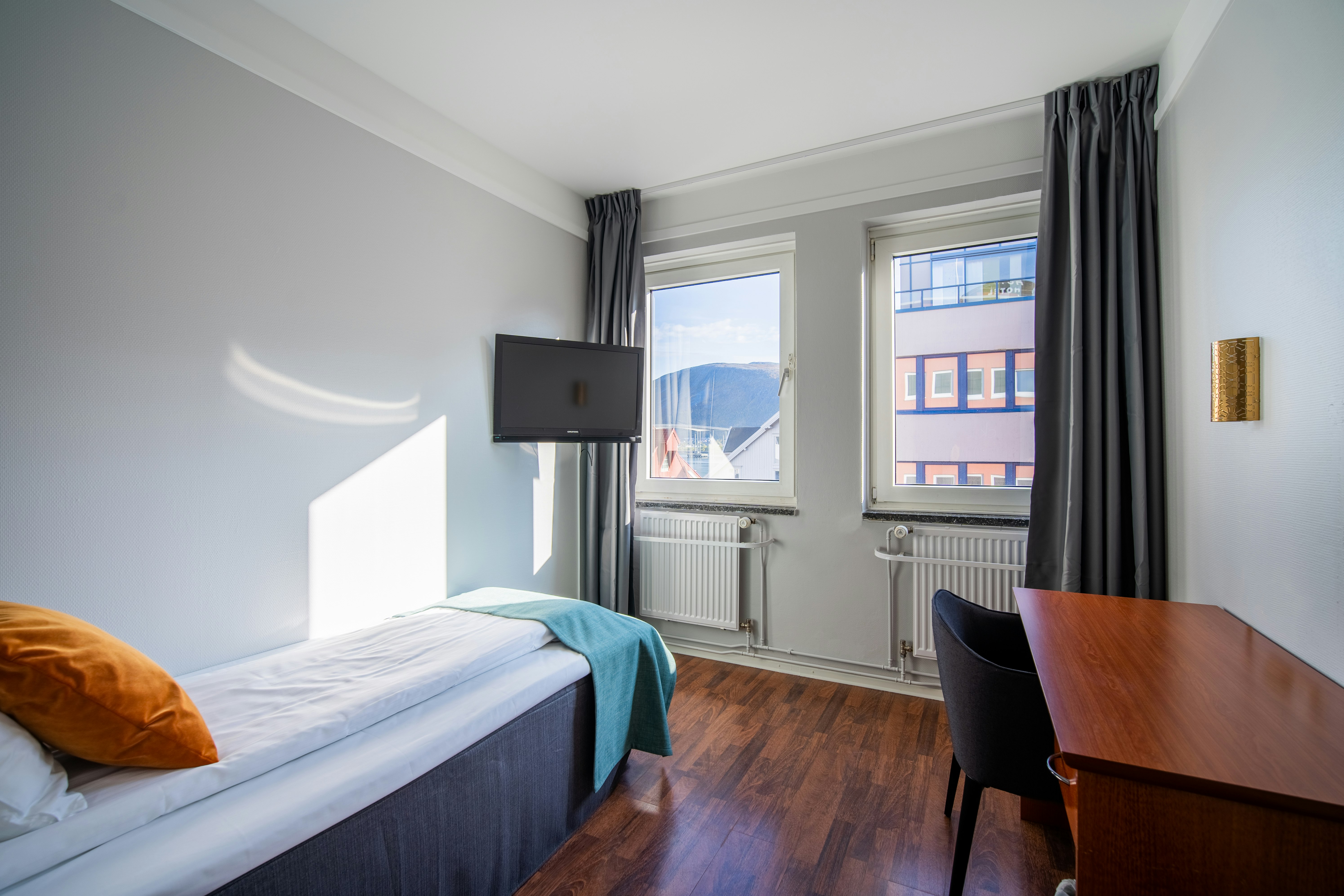 Enter Amalie Hotel 34/79