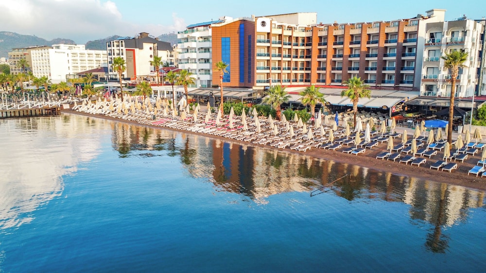 Point Beach Hotel 30/34