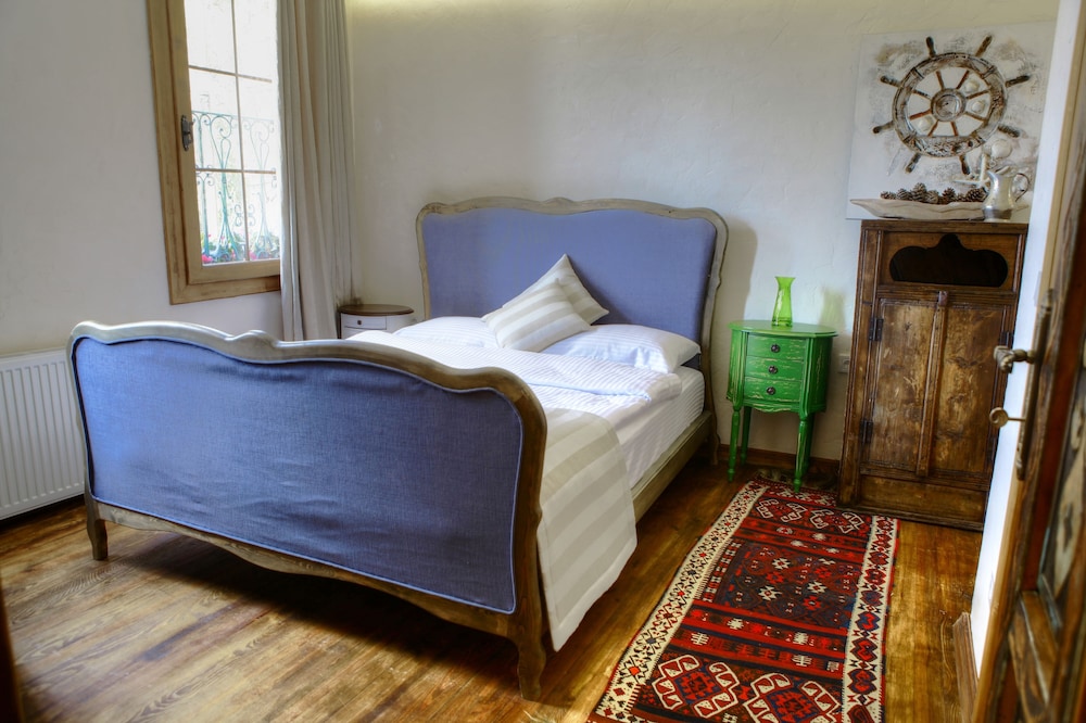 DELUXE, DOUBLE BED, BATHTUB