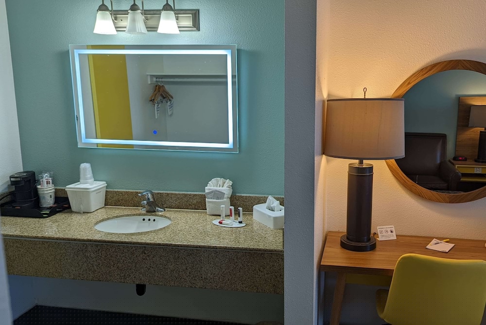 Days Inn by Wyndham Lake Havasu 15/36