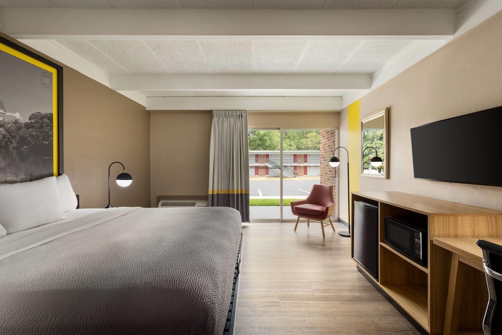 ROOM, KING BED