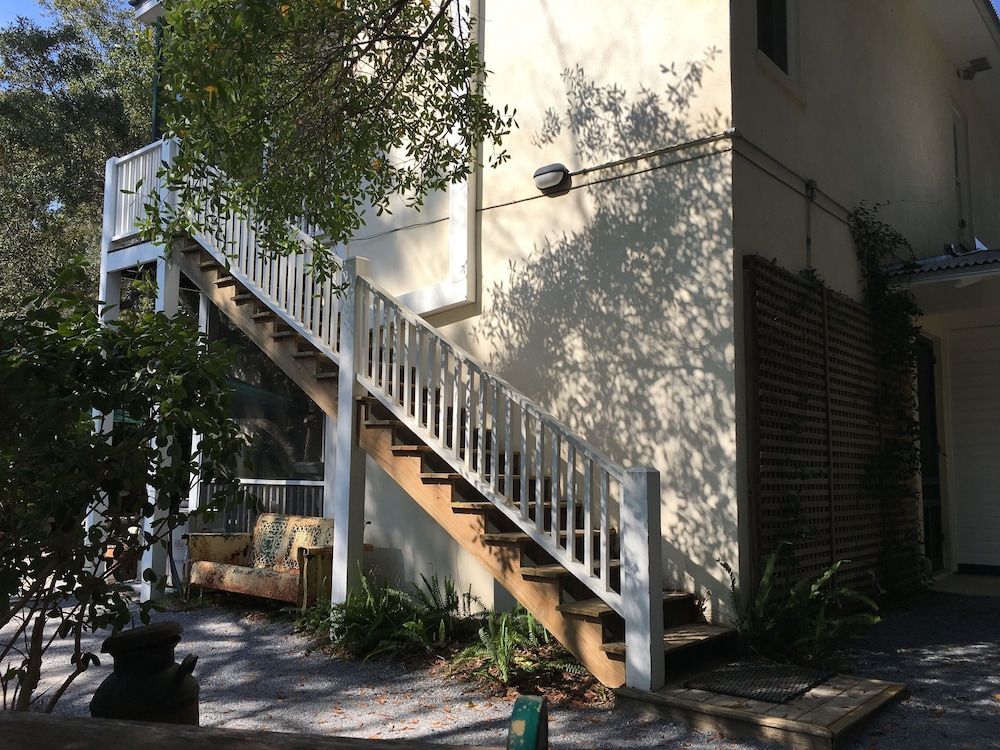Hibiscus Coffee & Guesthouse 5/50