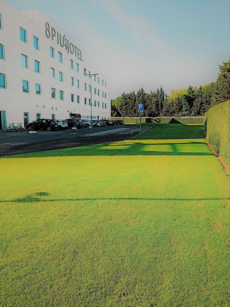 8piuhotel 27/50