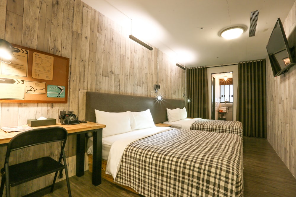 SUPERIOR, QUADRUPLE, 2 DOUBLE BEDS, NO WINDOW