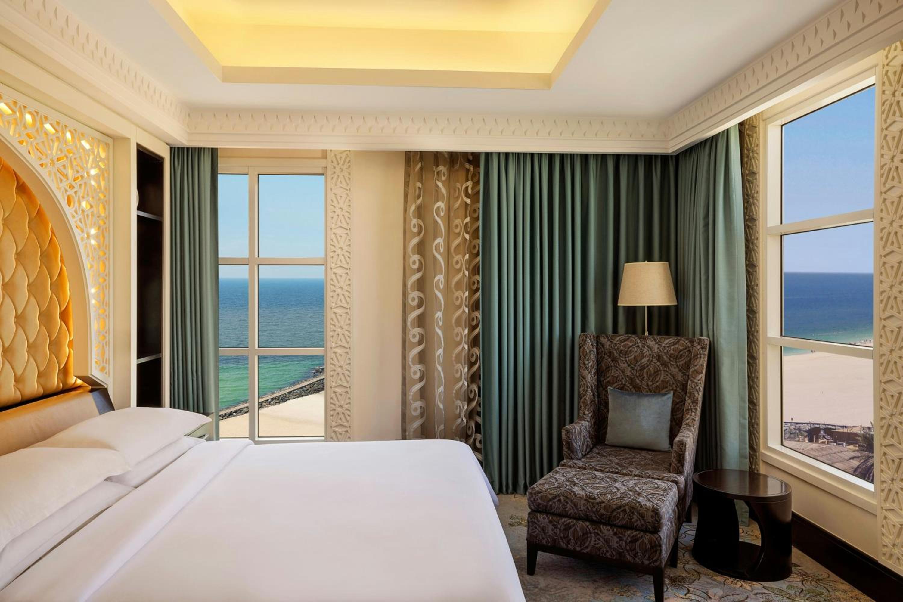 غرفة سوبيريور ديلوكس بسريرين منفصلين بإطلالة على البحر، Sheraton Sharjah Beach Resort Spa 4/8