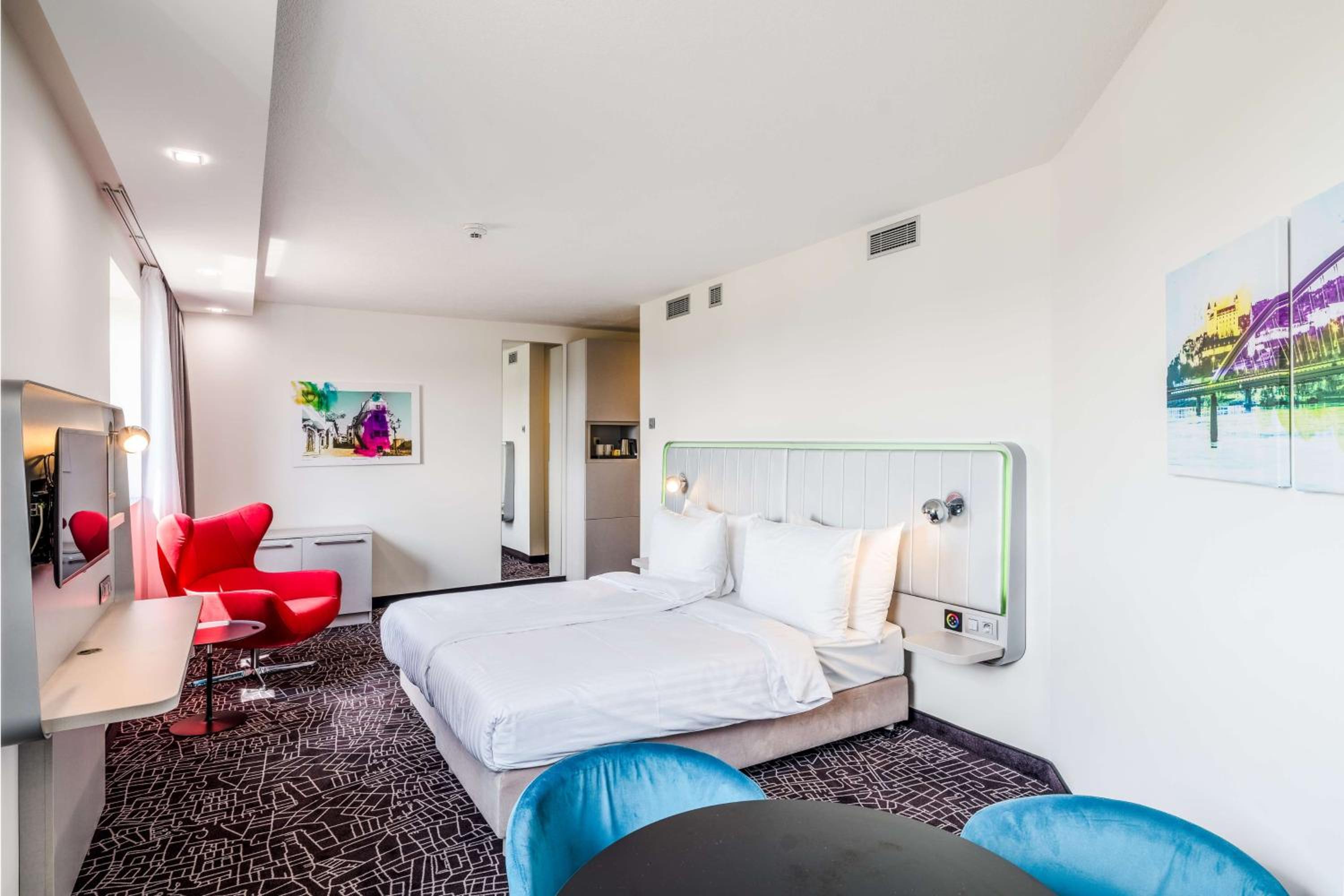جناح جونيور، Park Inn by Radisson Danube Bratislava 7/10