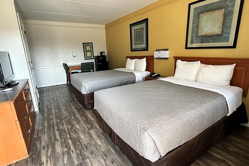 Super 8 by Wyndham Nacogdoches Near University 23/58
