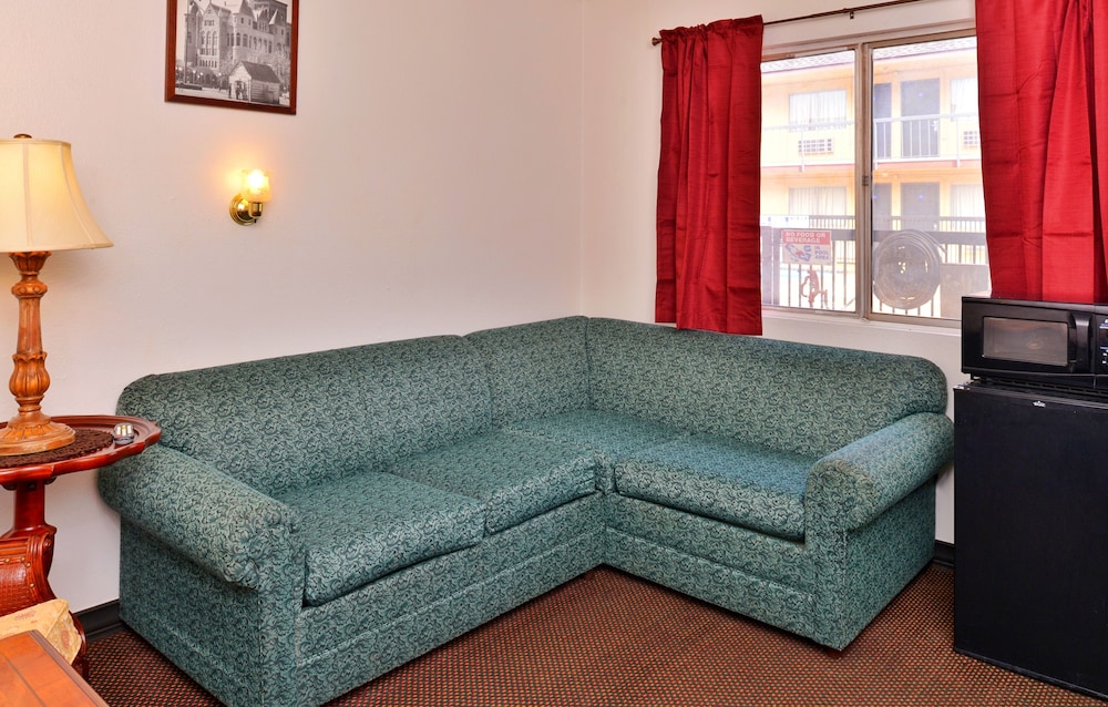 Castle Inn & Suites By OYO Chickasha 41/66