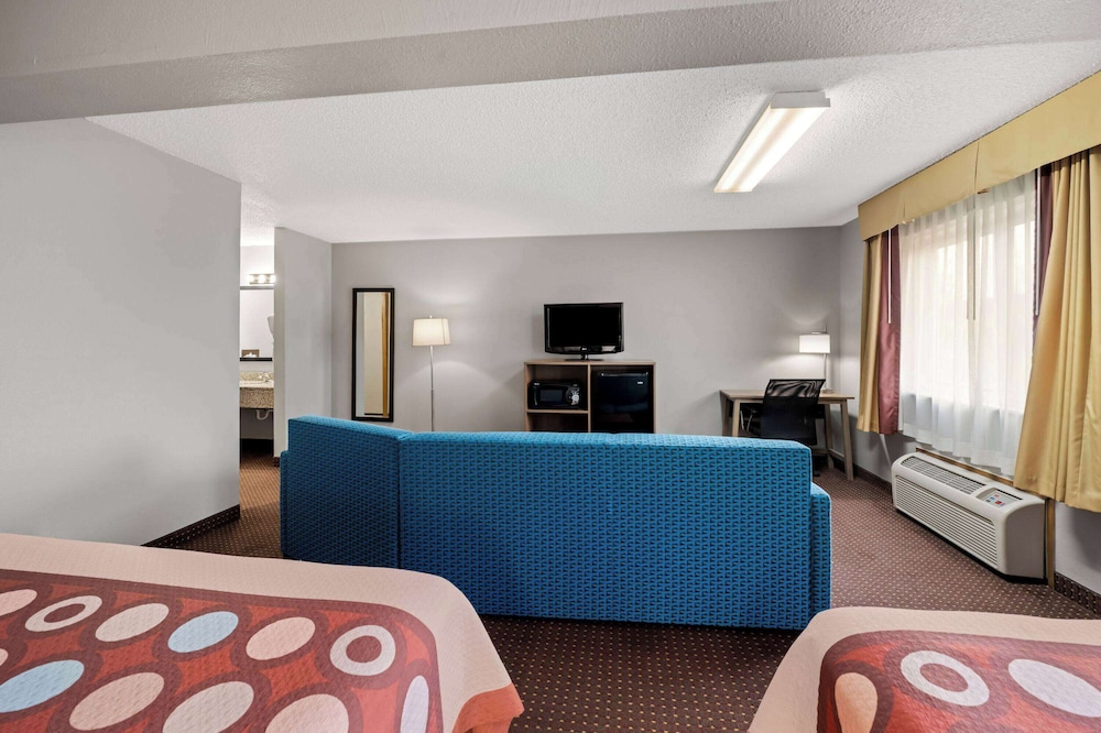Super 8 by Wyndham Waverly 7/57