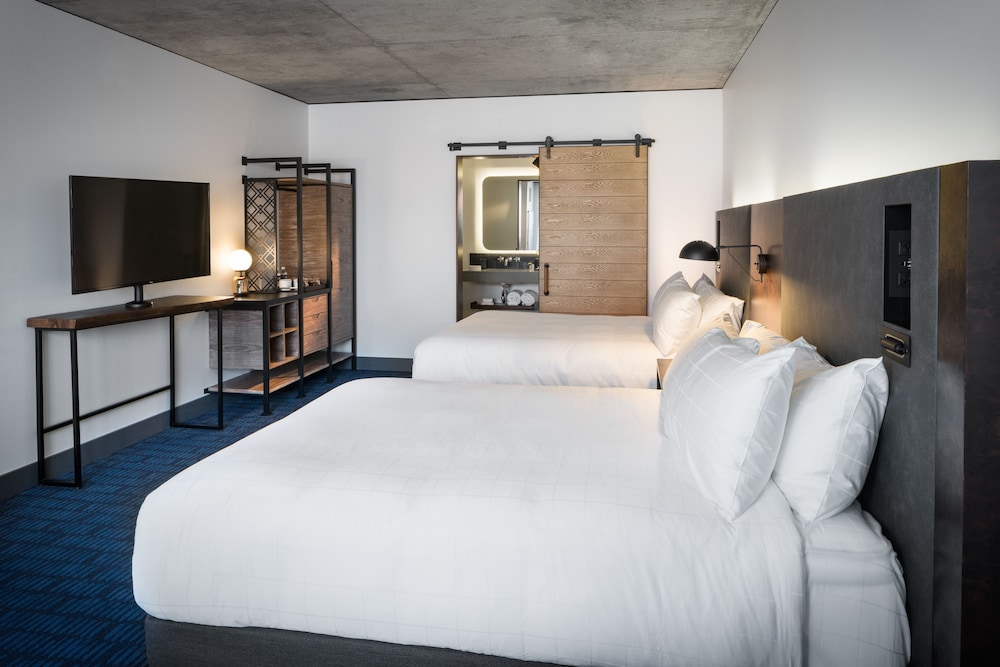 JOURNEYMAN, 2 QUEEN BEDS