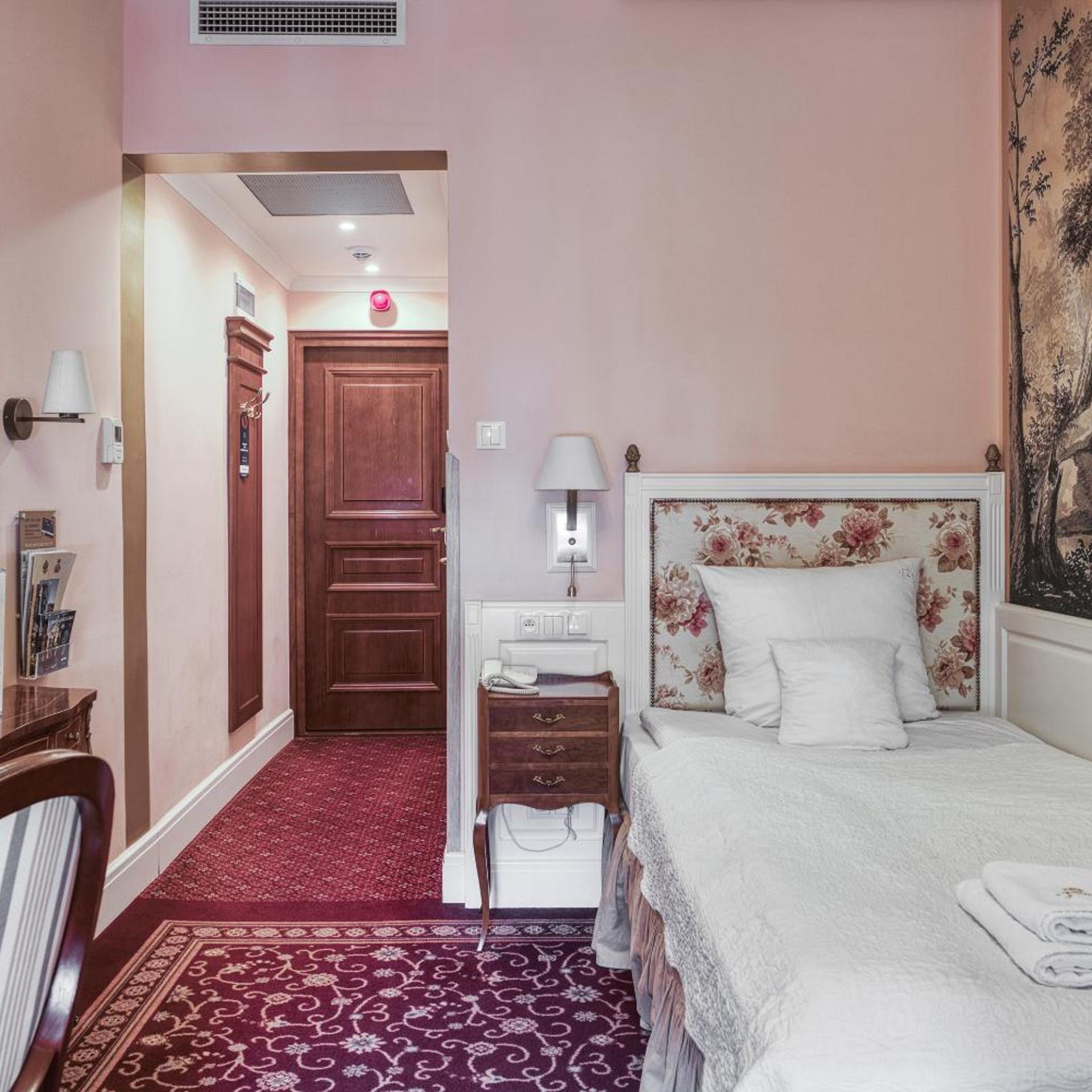 ROOM, SINGLE