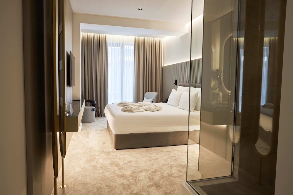Mirror Hotel 12/38