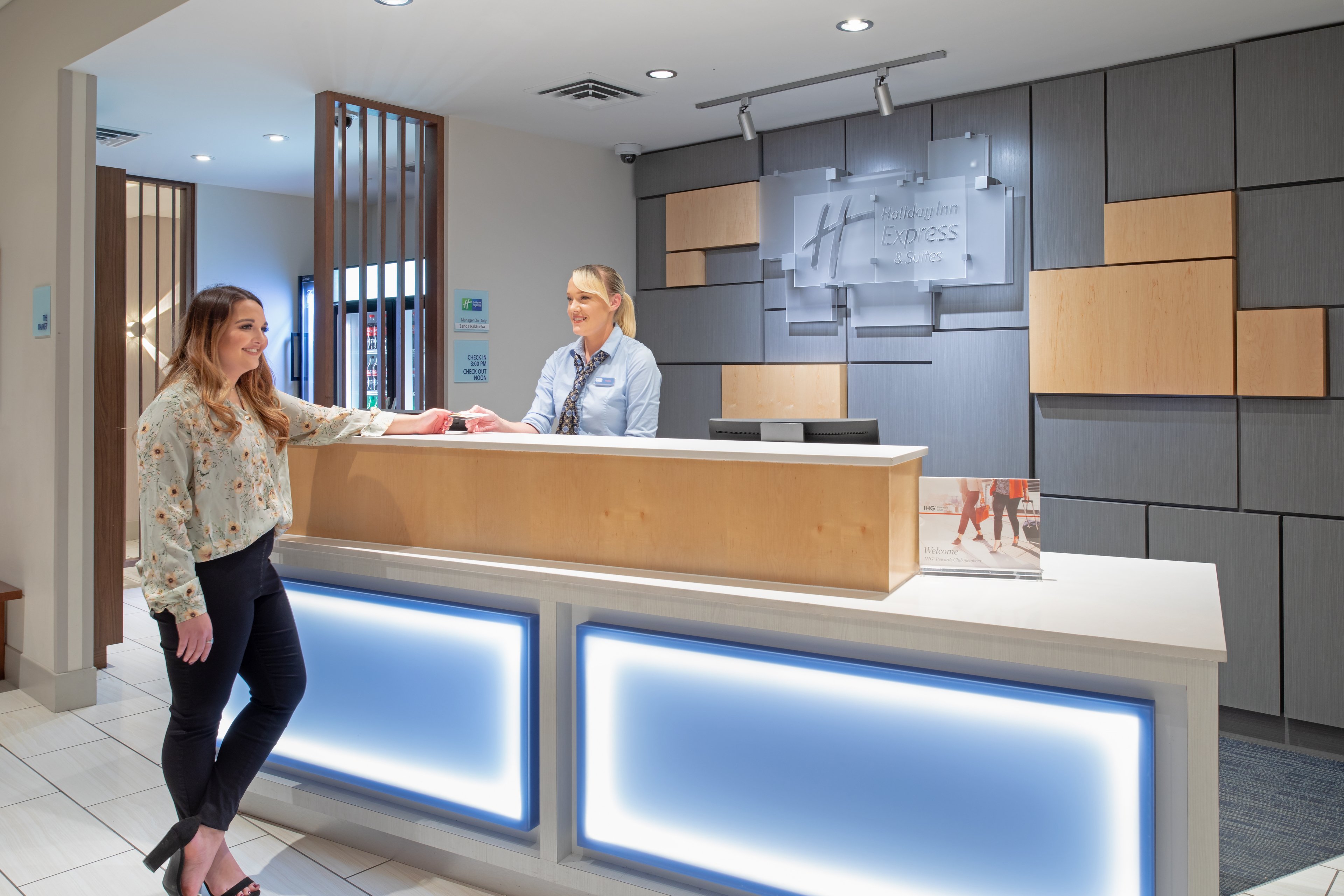 HOLIDAY INN EXPRESS & SUITES STERLING 8/56