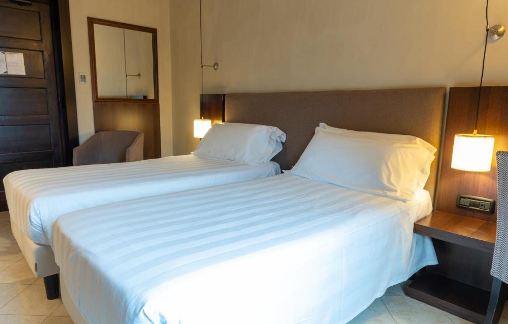 غرفة بسرير مزدوج أو سريرين منفصلين، Th Roma Carpegna Palace 2/5