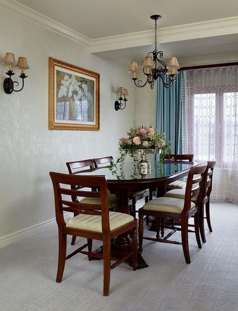 Delamar Greenwich Harbor 53/58
