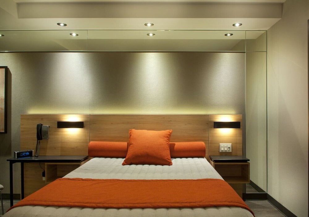 Ramada by Wyndham Laval 33/60