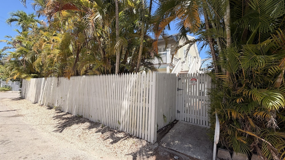 Heron House Court - Adult Only 62/65