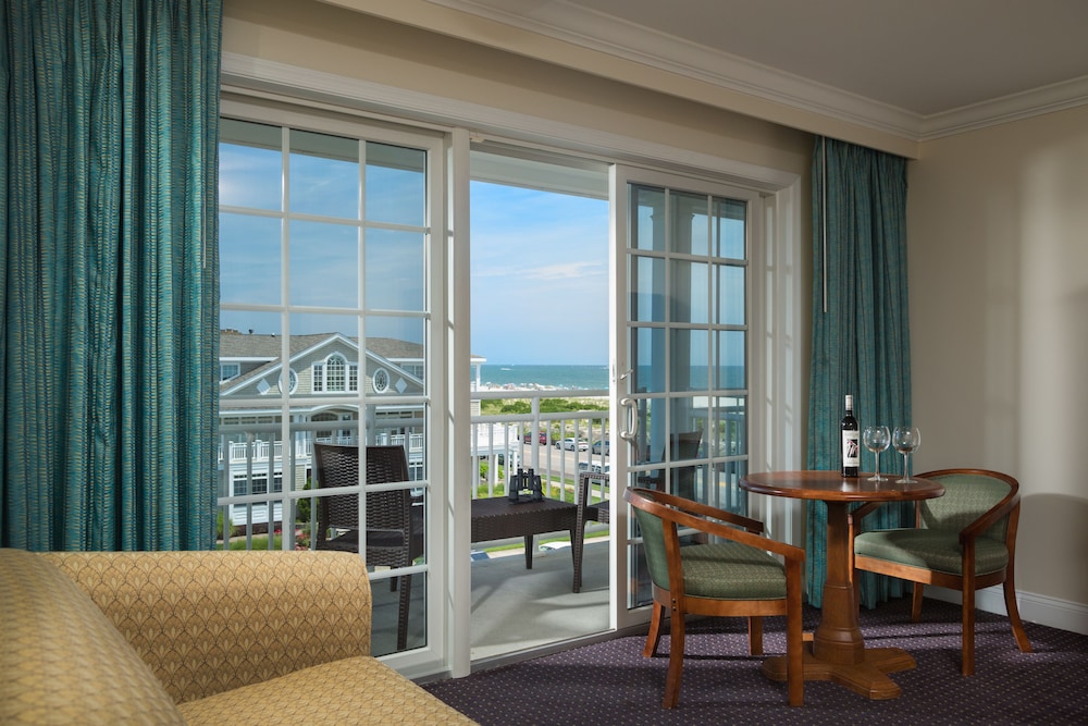La Mer Beachfront Inn 28/38