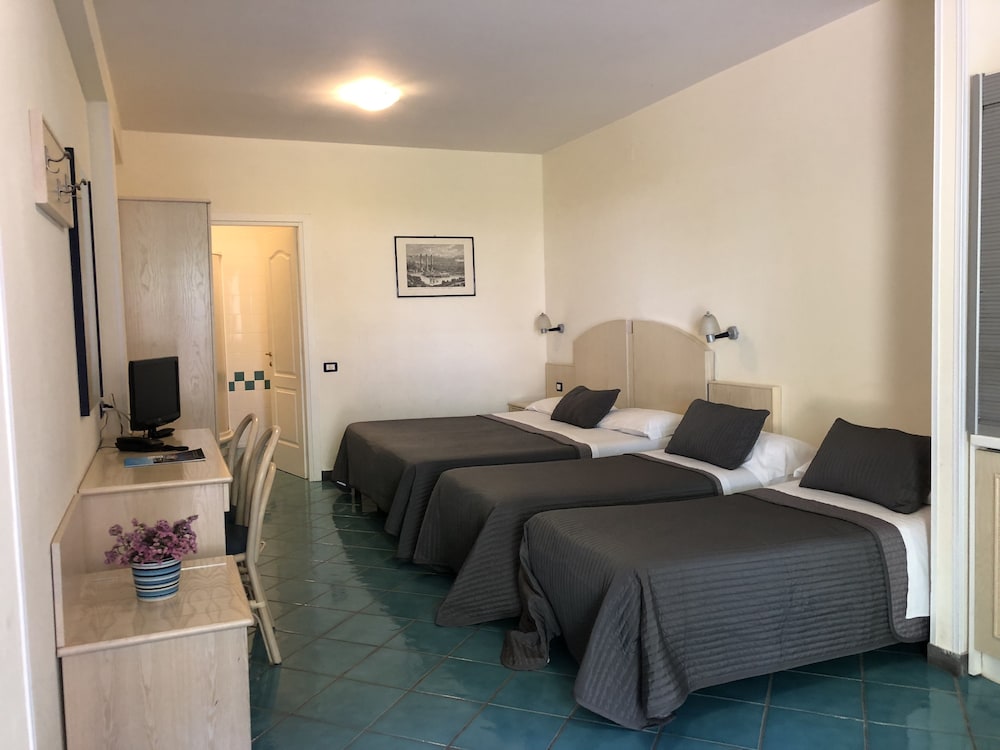 غرفة رباعية بأربعة أسرّة، Agave Hotel Residence Inn 3/4