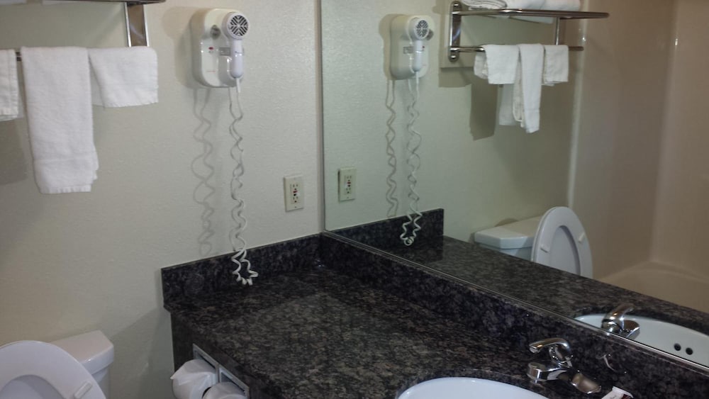 Regency Inn And Suites 23/27
