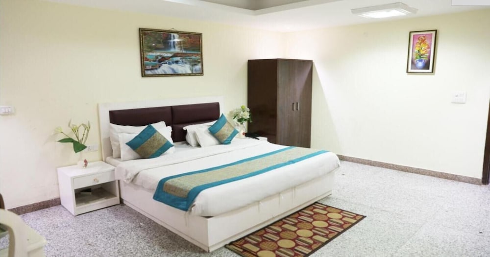 Hotel The Paramont Delhi 12/50