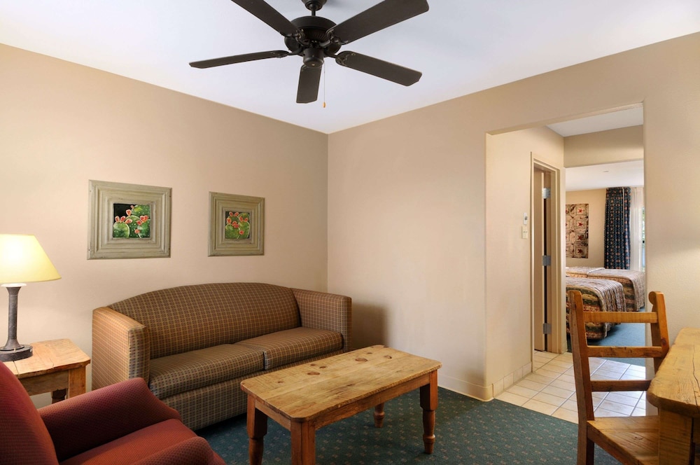 Days Inn Suites Llano 22/36