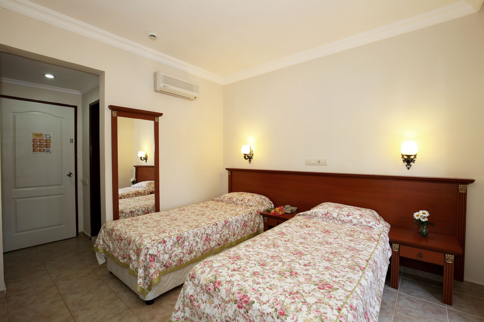 STANDARD, DOUBLE OR TWIN BED, GARDEN VIEW