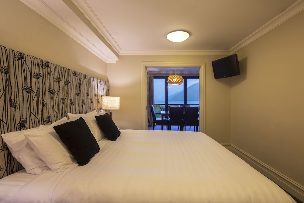 1 BEDROOM, APARTMENT, LAKE VIEW