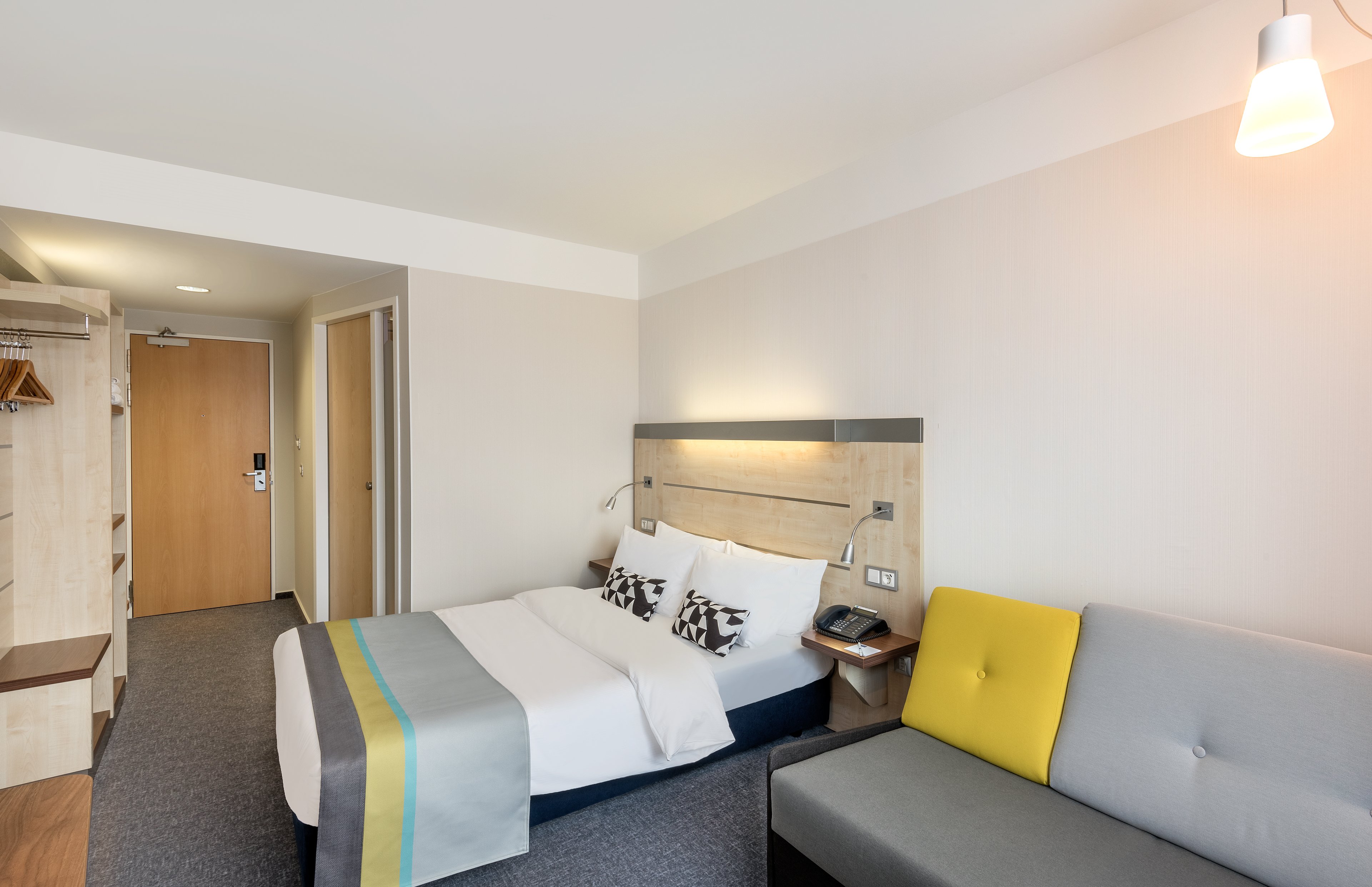 HOLIDAY INN EXPRESS SINGEN 29/72