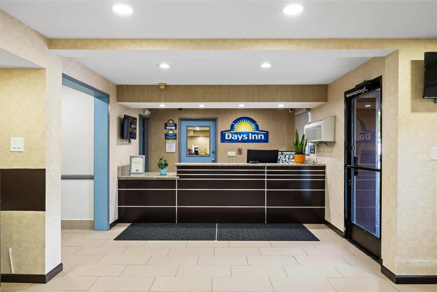 Days Inn by Wyndham Woodland 9/54