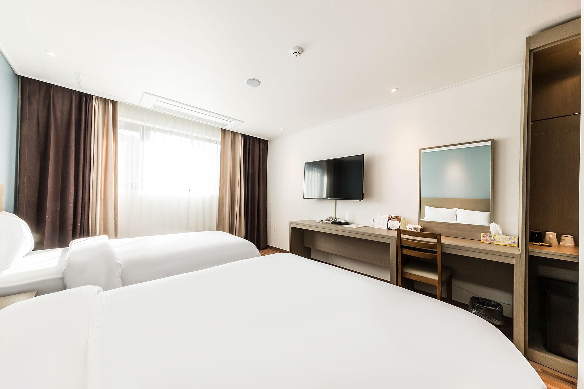 غرفة ديلوكس بسريرين منفصلين وسرير كوين وسرير فردي بإطلالة على البحر، Sea & Moon Tourist Hotel 2/2