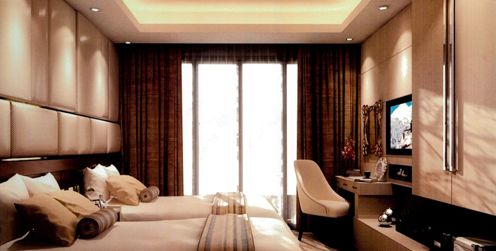 Grand City Hotel 12/25