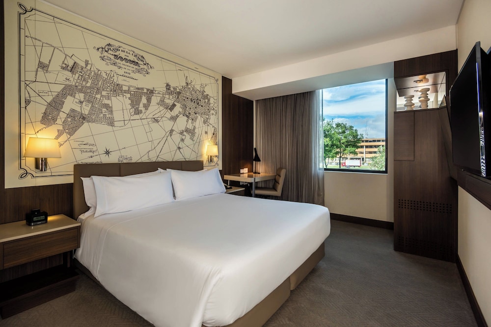 جناح تنفيذي بسرير كينج بغرفة نوم واحدة مع أريكة، Courtyard By Marriott Bogota Airport 2/5
