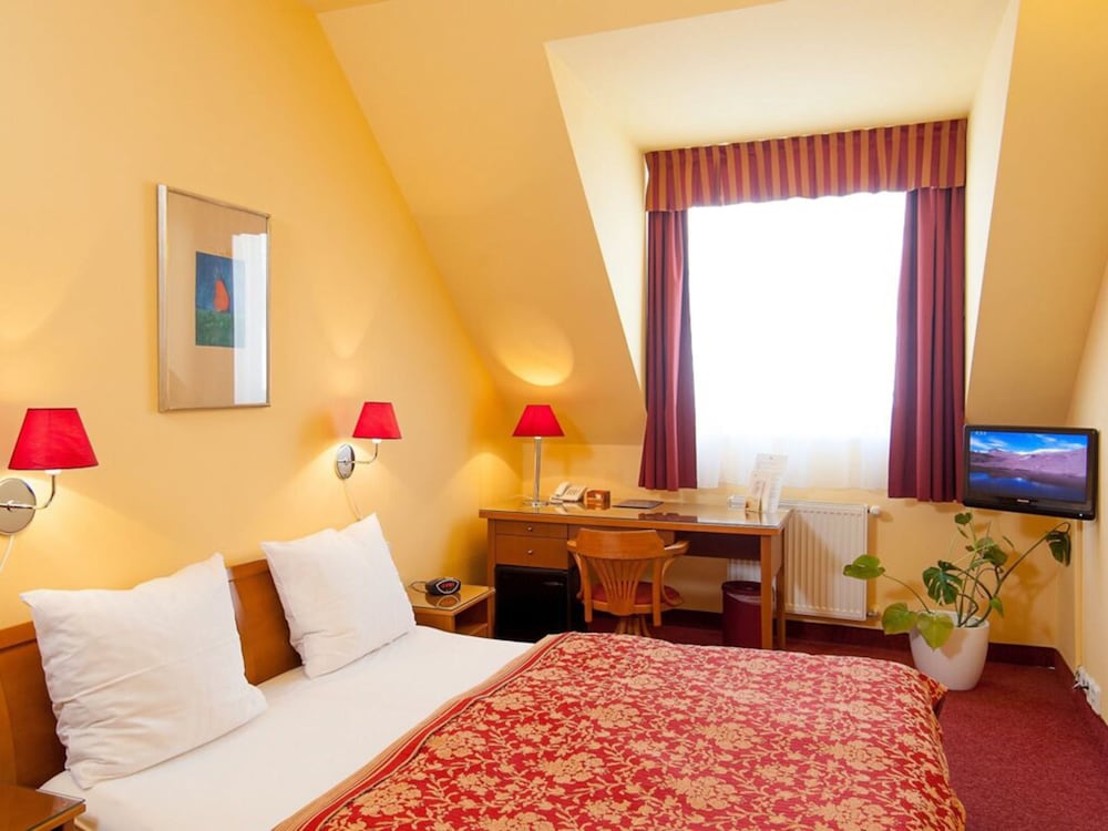 Hotel Cloister Inn 10/46