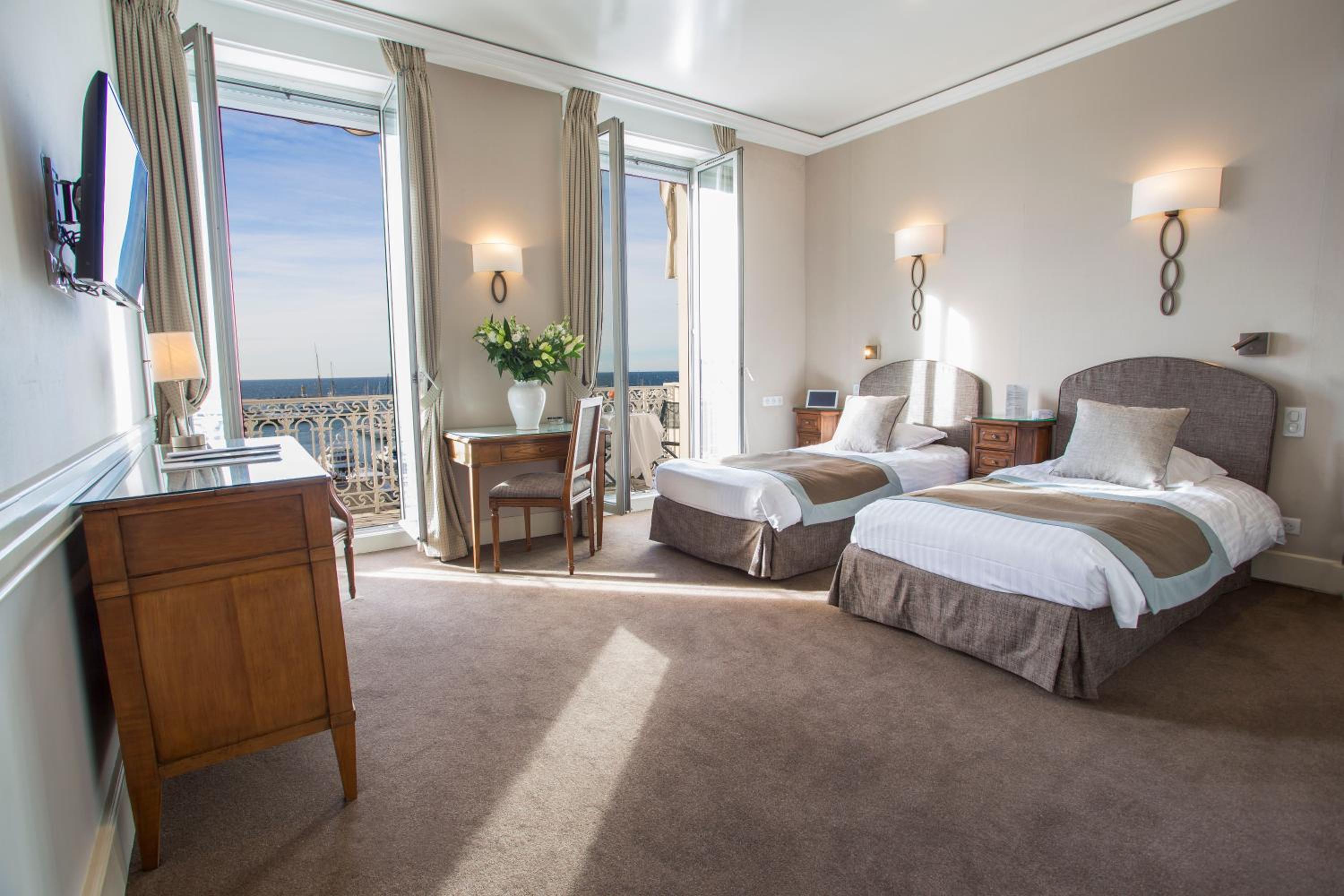 Adjoining, Family Suite, 3 Beds, City and Sea View